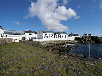 Ardbeg distillery far view&nbsp;uploaded by&nbsp;Ben, 07. Feb 2106