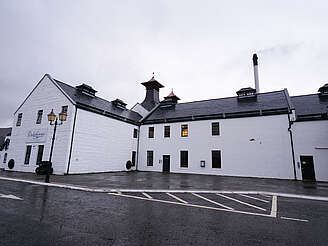 Dalwhinnie distillery entrance&nbsp;uploaded by&nbsp;Ben, 07. Feb 2106