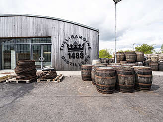 casks outside Tullibardine distillery&nbsp;uploaded by&nbsp;Ben, 07. Feb 2106